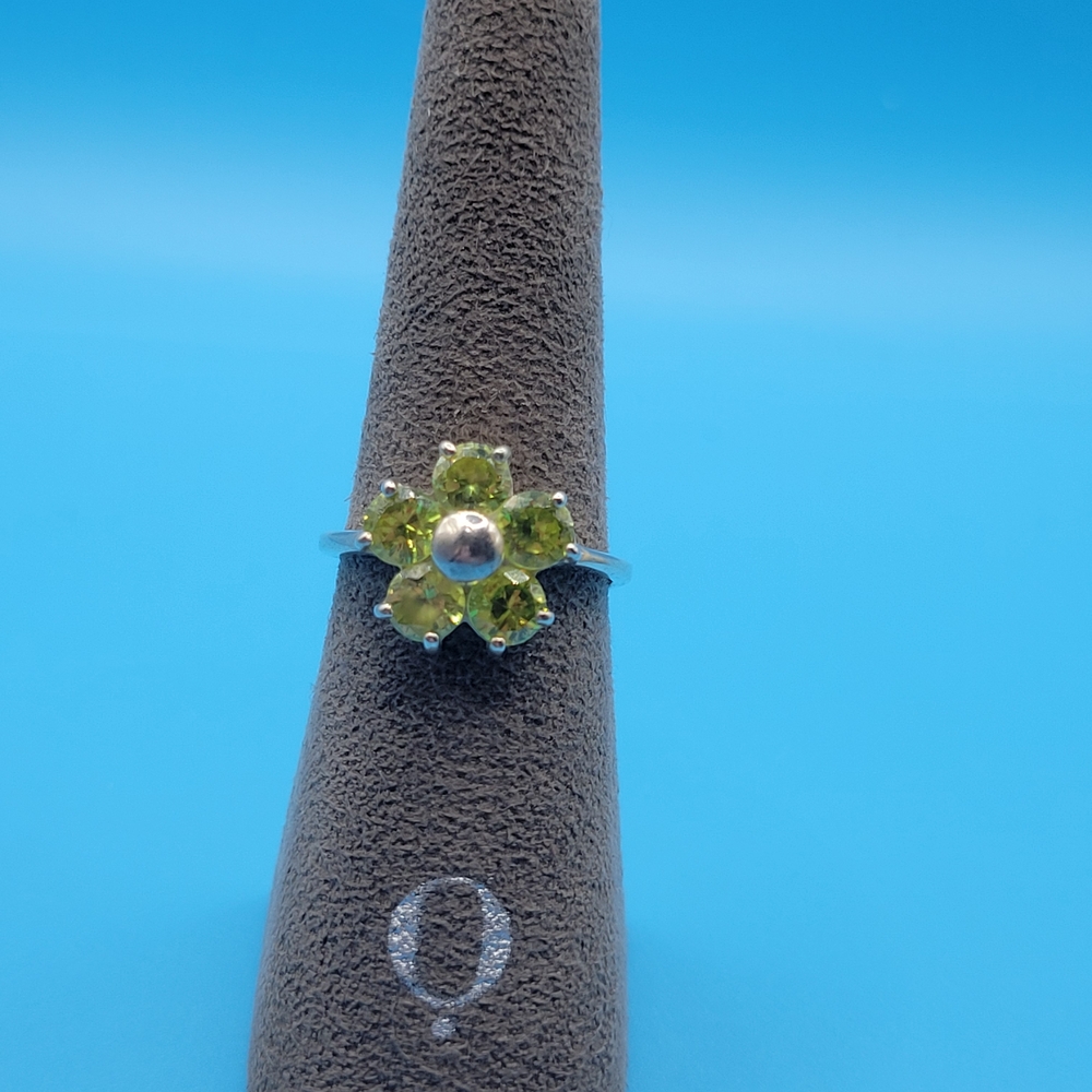 Sterling silver Modern Peridot Flower Ring Size 7.75